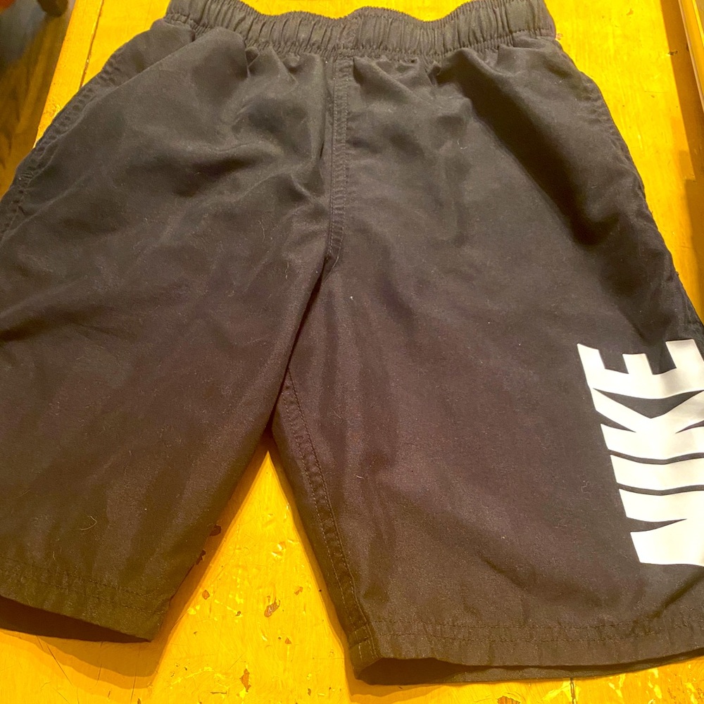 Nike Boys shorts/swimsuit 9-11 yes